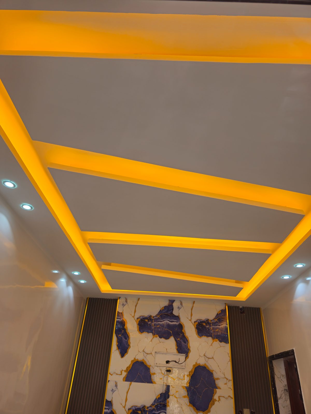 Cité Damels : faux plafond à LED et décoration murale en marbre