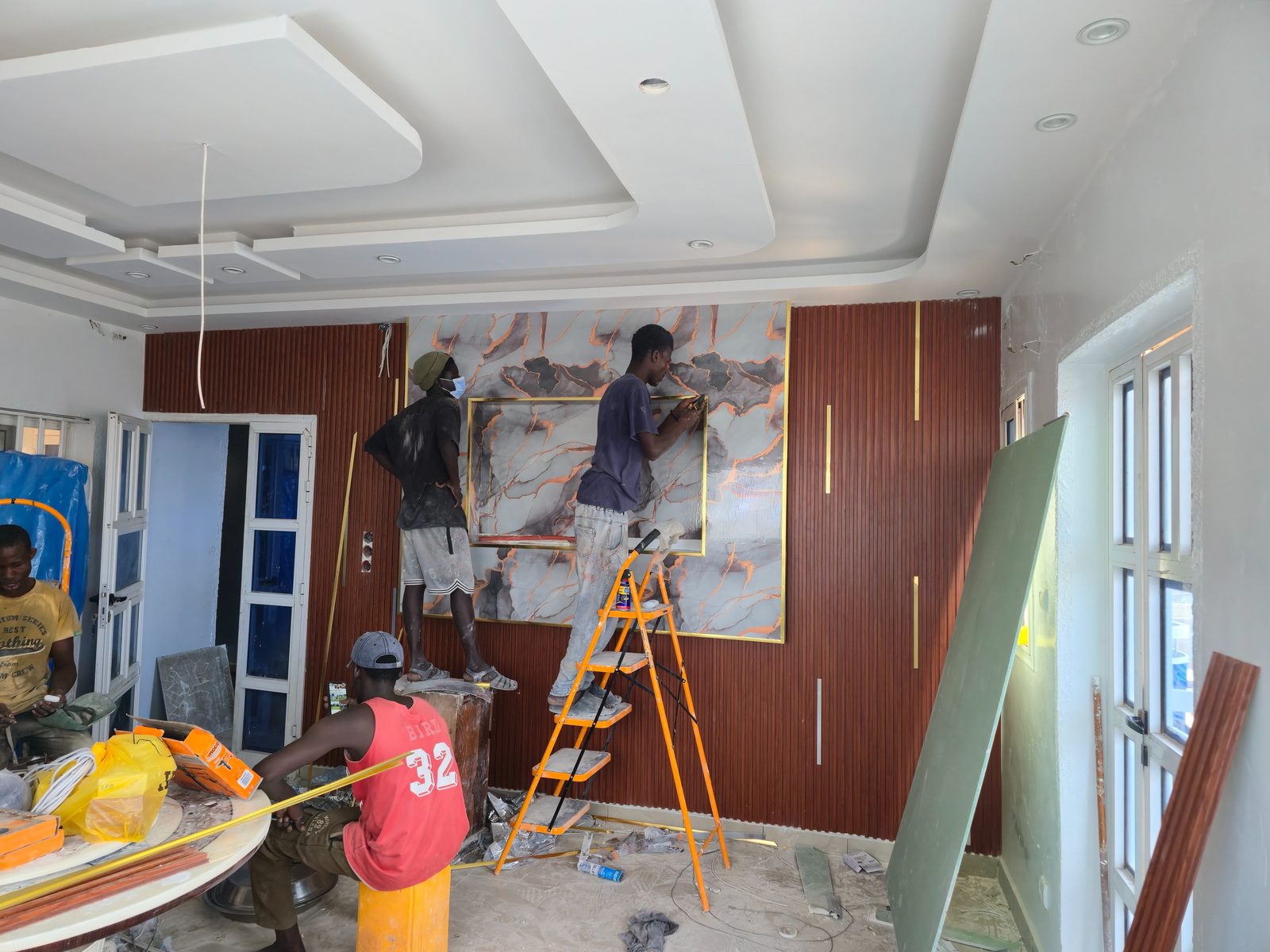 Chantier Medina Baye, Kaolack : habillage mural et faux plafond en cours de pose