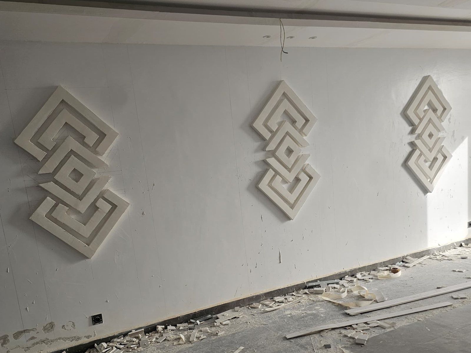Avant travaux — plaques brutes en cours de pose