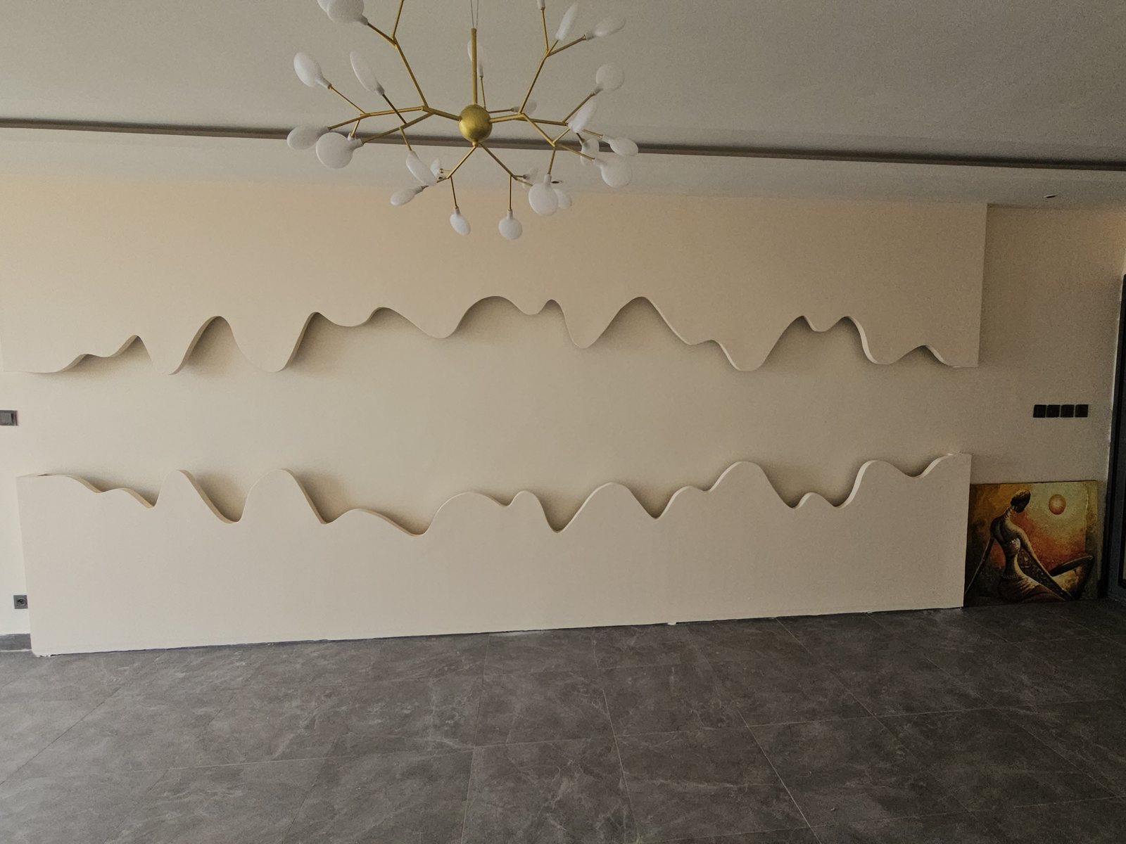 Mur ondulé sculpté en BA13, lissé et peint