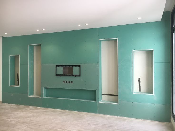 Mur TV en BA13 hydrofuge avec niches encastrées, chantier en cours