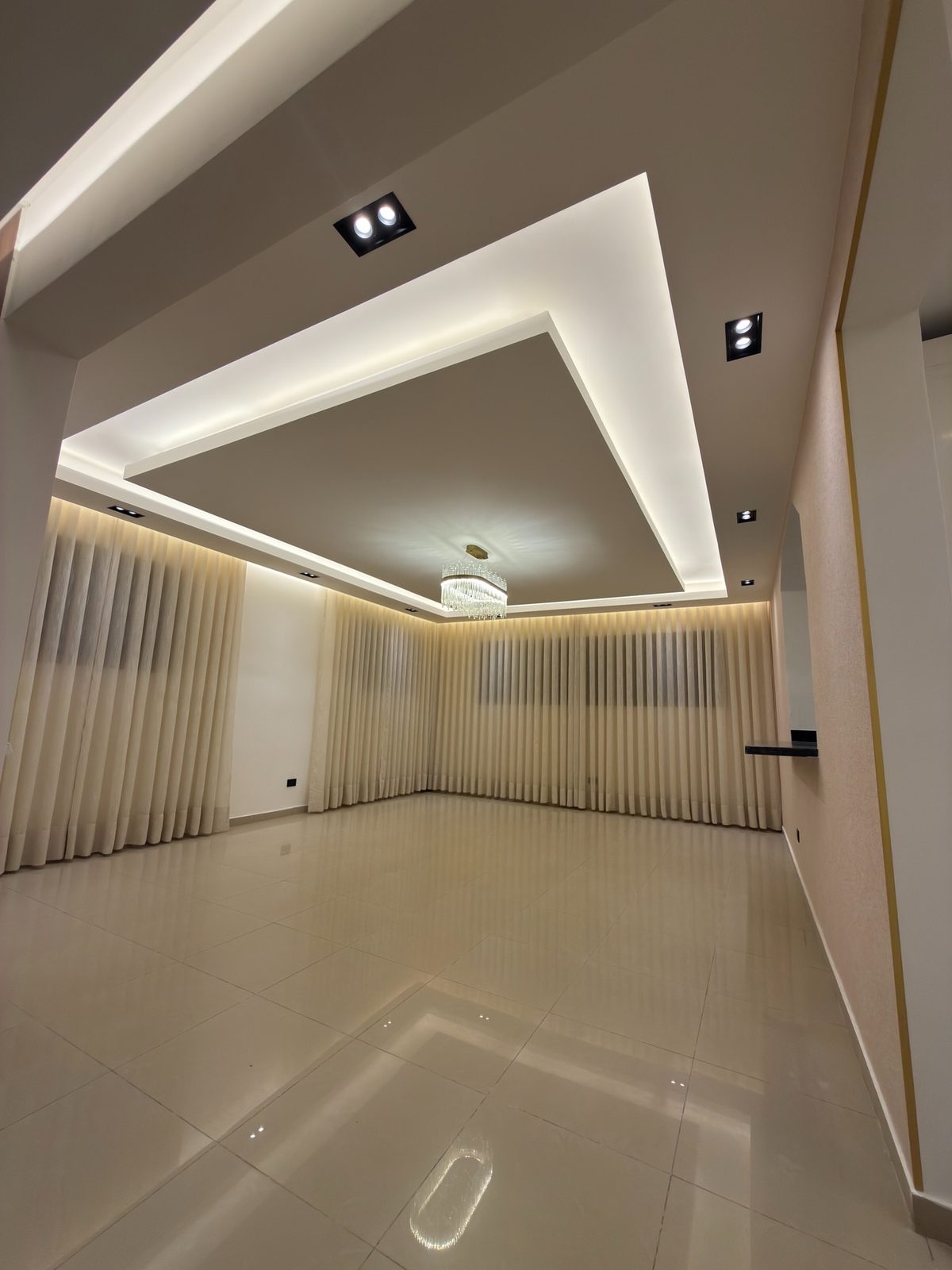 Faux plafond à retombée avec éclairage LED indirect et spots encastrés